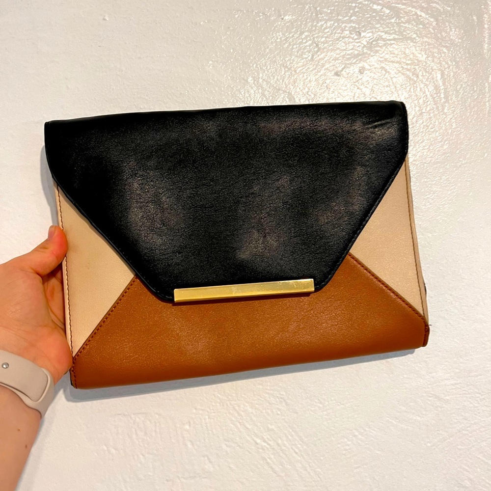 Tricolored clutch